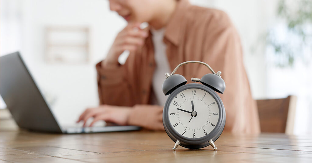 A visually appealing image that represents time management skills for students. It should include elements like a student using a planner, a clock showing scheduled hours, a calendar with marked study sessions, and organized study materials to reflect effective planning and focus.